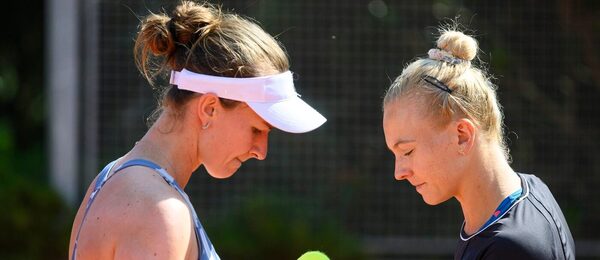 České tenistky Barbora Krejčíková a Kateřina Siniaková během finále Prague Open, už o den později si zahrají čtyřhru na LOH v Paříži