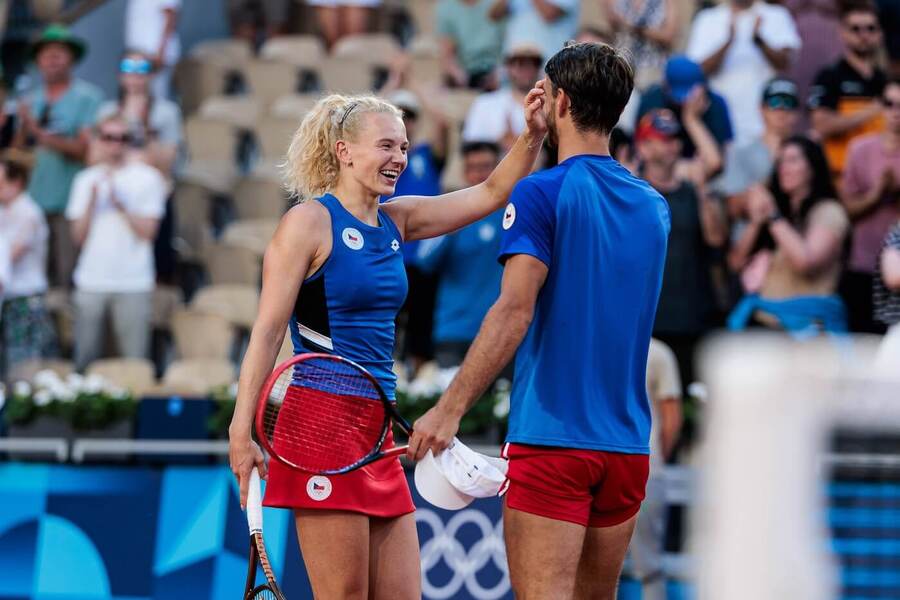 Tenis, čtyřhra mix - Kateřina Siniaková a Tomáš Macháč během vítězného utkání na OH 2024 v Paříži