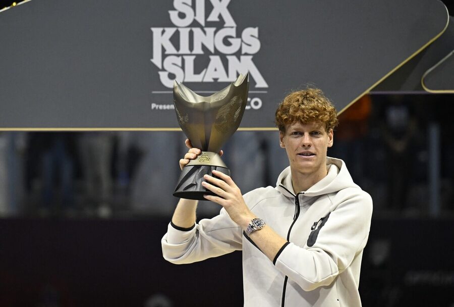 Tenista Jannik Sinner po vítězství na turnaji Six Kings Slam 2024. Jaký je aktuální program a výsledky?