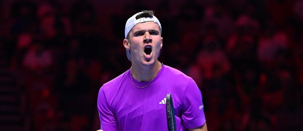 Tenis, ATP, Jakub Menšík během zápasu na NextGen ATP Finals 2024, Jeddah, Saúdská Arábie