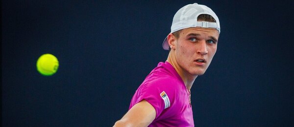 Český tenista Jakub Menšík během turnaje ATP 2025 v Brisbane, dnes Menšík vkročí do pavouku Australian Open 2025