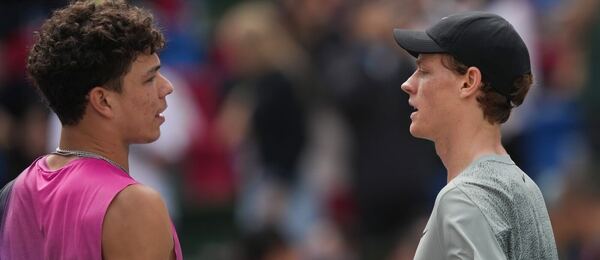 Tenisté Ben Shelton a Jannik Sinner po zápase na ATP Masters v Šanghaji, dnes spolu hrají v semifinále Australian Open 2025