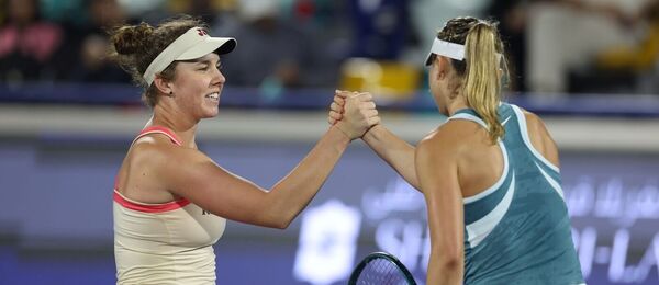 Linda Nosková přijímá gratulaci k postupu do čtvrtfinále WTA Abu Dhabi 2025, kde ji dnes vyzve Magda Linette