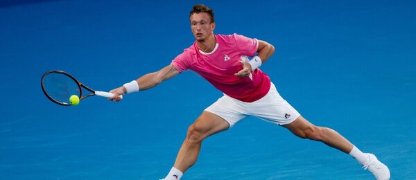Jiří Lehečka v zápase Australian Open s Novakem Djokovičem. Dnes Lehečku na ATP Dauhá vyzve Carlos Alcaraz