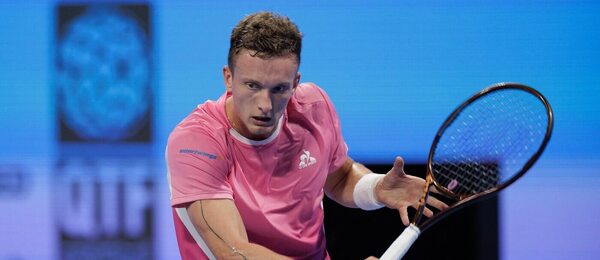 Tenis, ATP, Jiří Lehečka během turnaje v Dauhá, semifinále proti Alcarazovi