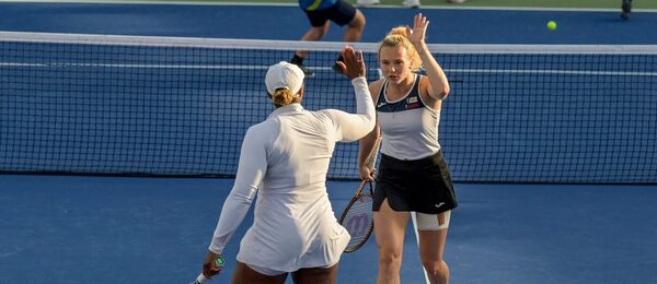 Tenis, WTA, Kateřina Siniaková a Taylor Townsend během turnaje v Dubaji