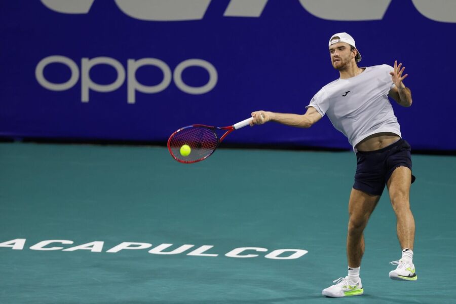 Český tenista Tomáš Macháč ve vítězném osmifinále, dnes Macháče ve čtvrtfinále ATP Acapulco 2025 vyzve Learner Tien