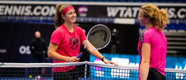 Karolína Muchová a Kateřina Siniaková během tréninku, rok 2020