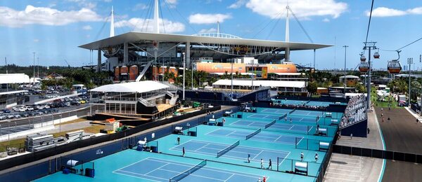 Tenis, tréninkové kurty v Miami Gardens s výhledem na Hard Rock Stadium
