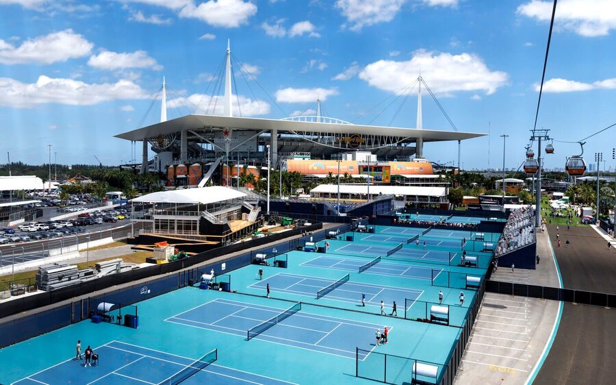 Tenis, tréninkové kurty v Miami Gardens s výhledem na Hard Rock Stadium