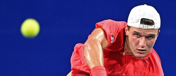 Jakub Menšík v zápase ATP Tour 2025 v Acapulcu, dnes Menšík hraje 1. kolo ATP Miami Open 2025