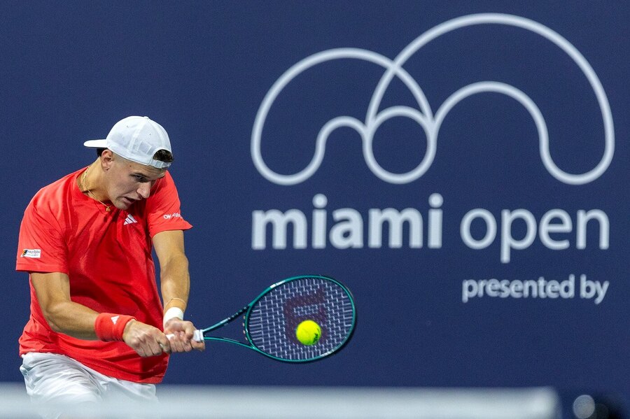 Jakub Menšík ve vítězném utkání na Miami Open 2025, Menšík dnes hraje 2. kolo proti Jacku Draperovi