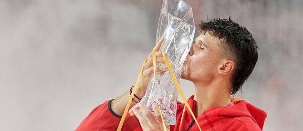 Český tenista Jakub Menšík s trofejí pro vítěze ATP Miami Open 2025, Menšík ve finále porazil Djokoviče