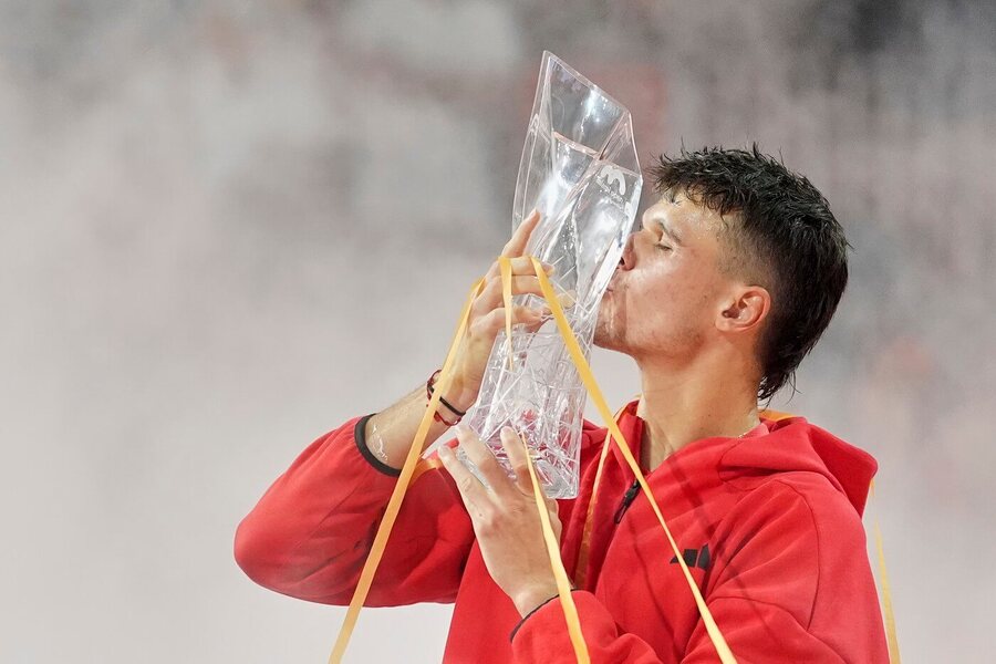 Český tenista Jakub Menšík s trofejí pro vítěze ATP Miami Open 2025, Menšík ve finále porazil Djokoviče