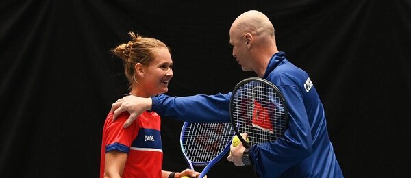 Tenis, BJK Cup - Billie Jean King Cup, Marie Bouzková a Petr Pála při tréninku