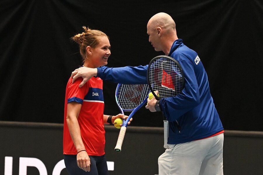 Tenis, BJK Cup - Billie Jean King Cup, Marie Bouzková a Petr Pála při tréninku