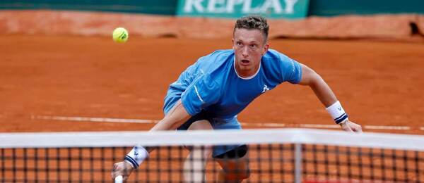 Jiří Lehečka v zápase 2. kola na ATP Monte Carlo, Lehečka dnes hraje na antuce v Mnichově