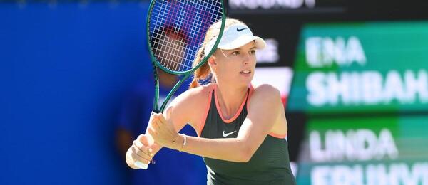 Česká tenistka Linda Fruhvirtová během kvalifikace na turnaj žen v Ósace, Fruhvirtová dnes hraje osmifinále na WTA Rouen 2025
