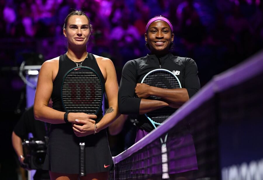 Tenis, WTA, Aryna Sabalenka a Coco Gauff během finále Turnaje mistryň v Rijádu