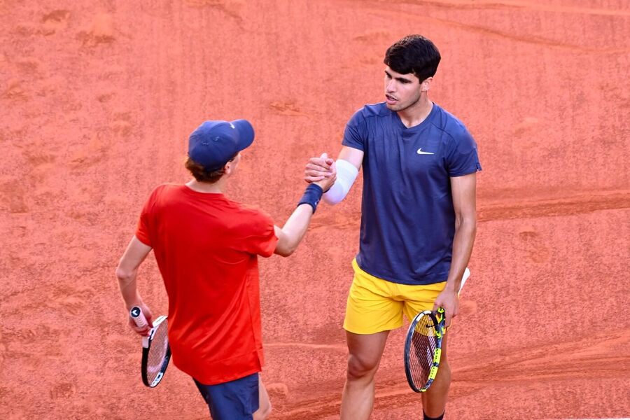 Jannik Sinner a Carlos Alcaraz v semifinále Roland Garros 2024