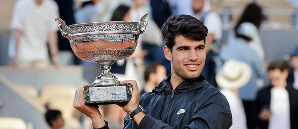 Tenis, ATP, Carlos Alcaraz s trofejí pro vítěze French Open, grandslam