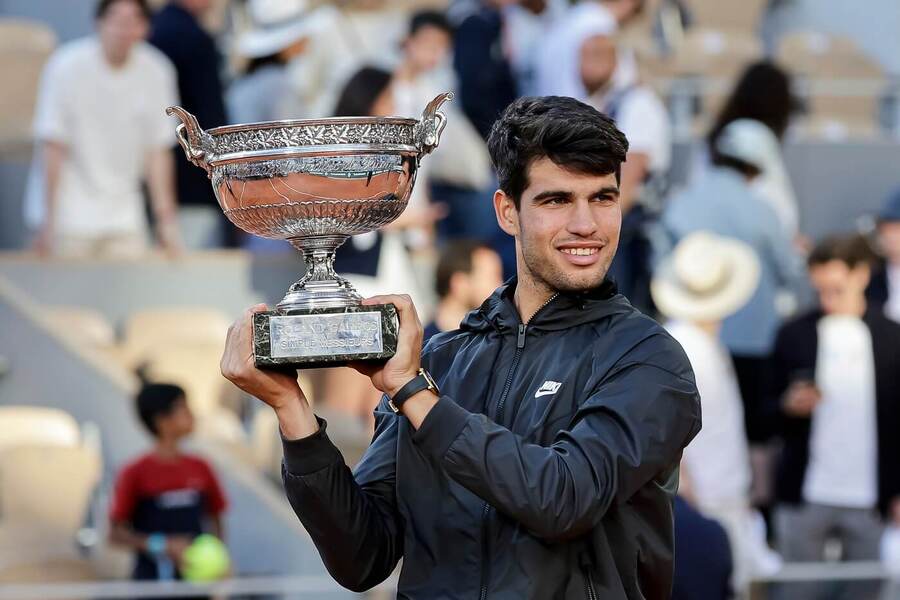 Tenis, ATP, Carlos Alcaraz s trofejí pro vítěze French Open, grandslam