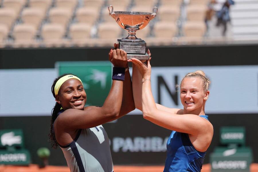Tenis, WTA, Kateřina Siniaková s Coco Gauff po triumfu na French Open, Roland Garros