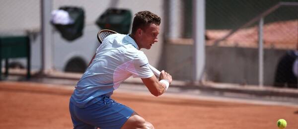 Jiří Lehečka během zápasu 2. kola French Open 2025