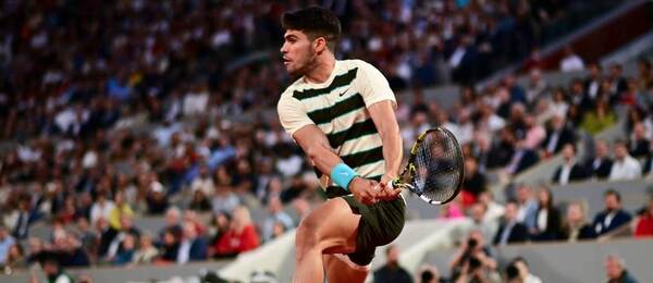 Tenista Carlos Alcaraz na Roland Garros 2025 postoupil do semifinále, dnes ho vyzve Lorenzo Musetti 