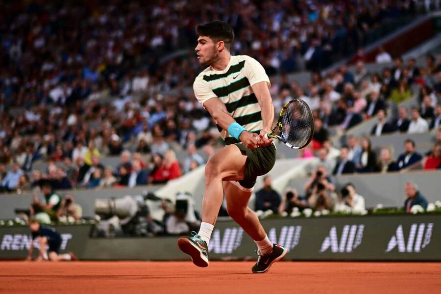 Tenista Carlos Alcaraz na Roland Garros 2025 postoupil do semifinále, dnes ho vyzve Lorenzo Musetti