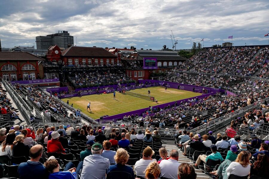 Tenis, pohled na centrální kurt Queens Clubu v Londýně, tráva