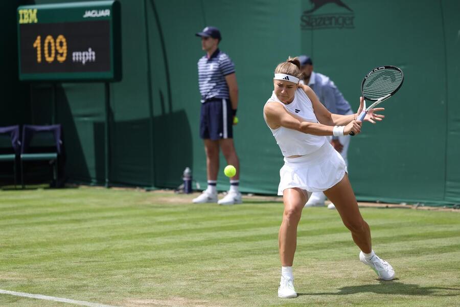 Tenis, WTA, Karolína Muchová během Wimbledonu, tráva