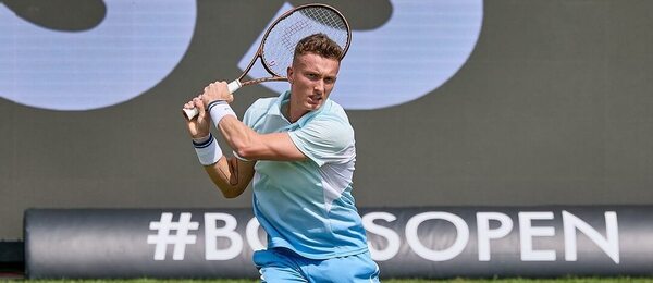 Český tenista Jiří Lehečka ve vítězném zápase na ATP Stuttgart 2025, Lehečka dnes hraje osmifinále proti Struffovi