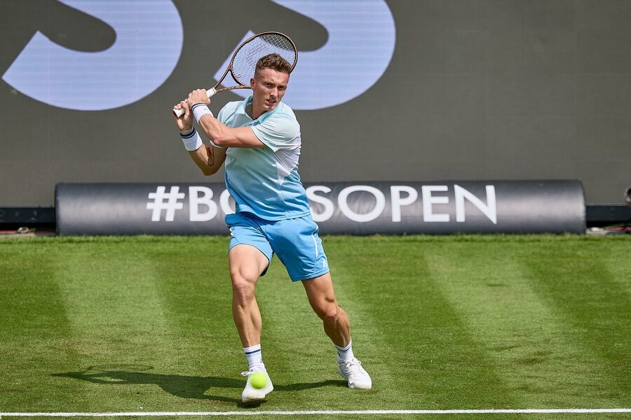Český tenista Jiří Lehečka ve vítězném zápase na ATP Stuttgart 2025, Lehečka dnes hraje osmifinále proti Struffovi