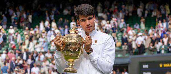 Tenis, grandslam Wimbledon, Carlos Alcaraz s trofejí pro vítěze, Londýn, All England Club
