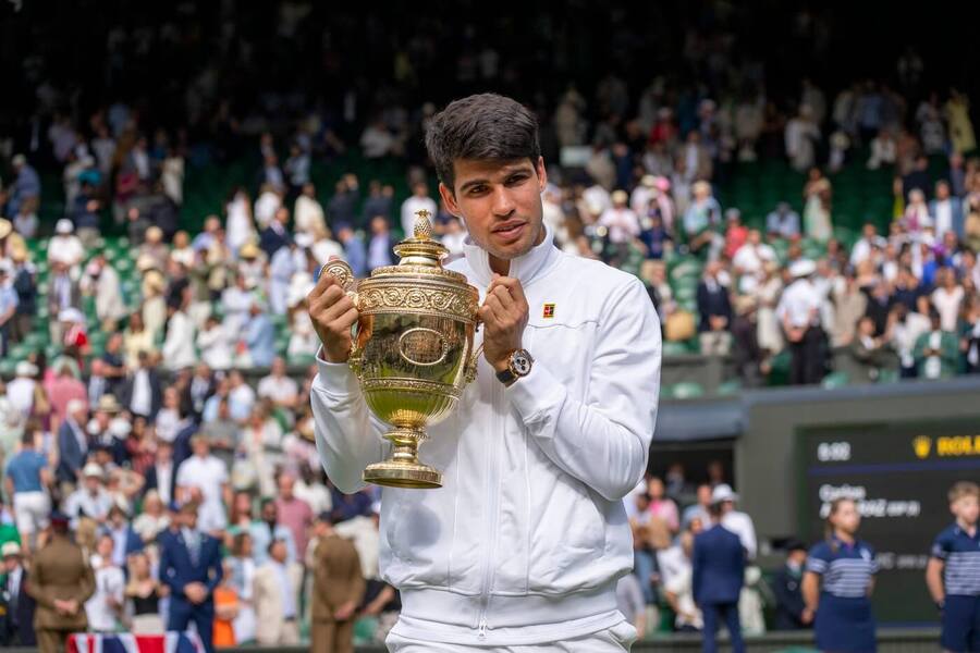 Tenis, grandslam Wimbledon, Carlos Alcaraz s trofejí pro vítěze, Londýn, All England Club