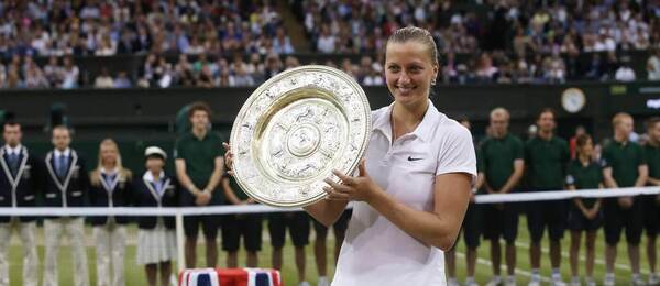 Tenis, WTA, Petra Kvitová s trofejí pro vítězku Wimbledonu, 2014