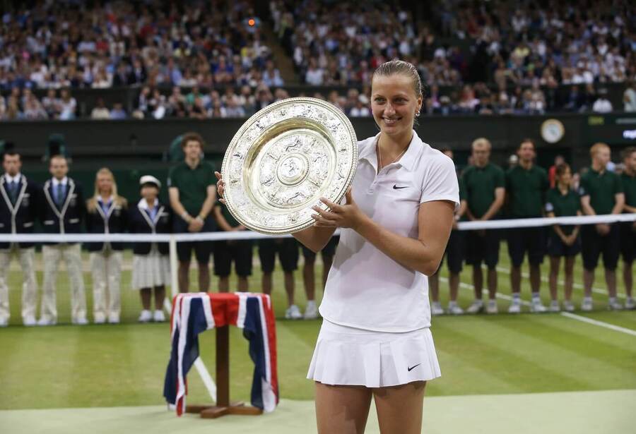 Tenis, WTA, Petra Kvitová s trofejí pro vítězku Wimbledonu, 2014