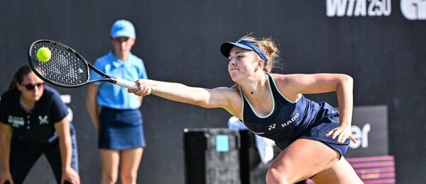 Tenis, WTA, Linda Nosková během turnaje v Nottinghamu, tráva
