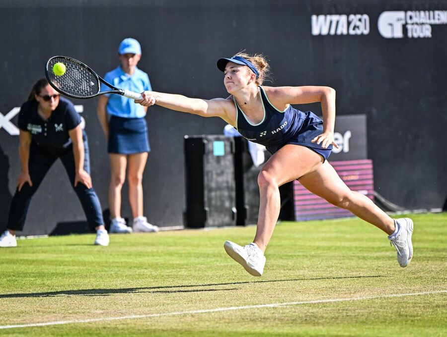 Tenis, WTA, Linda Nosková během turnaje v Nottinghamu, tráva