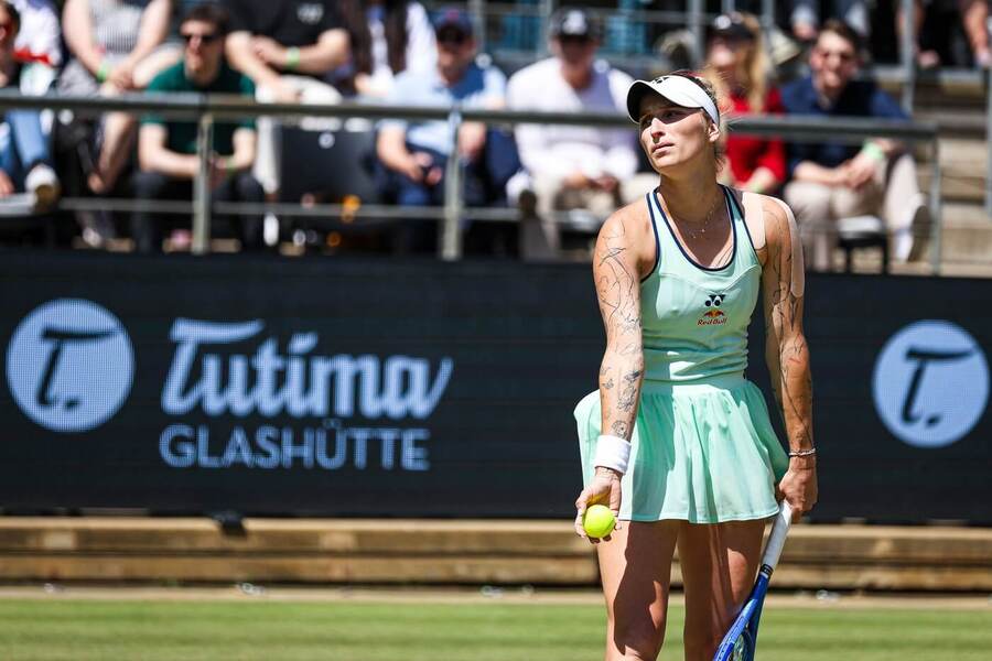Markéta Vondroušová během čtvrtfinále proti Ons Jabeur, WTA Berlín 2025