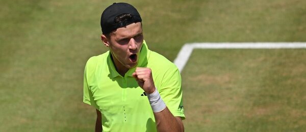 Český tenista Jakub Menšík v utkání na ATP Londýn 2025, dnes hraje čtvrtfinále v Eastbourne