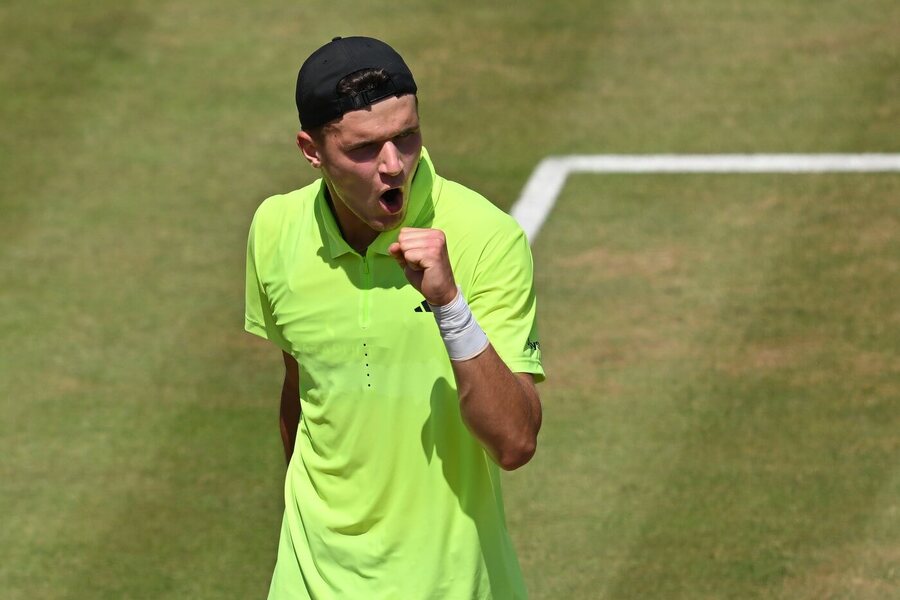 Český tenista Jakub Menšík v utkání na ATP Londýn 2025, dnes hraje čtvrtfinále v Eastbourne