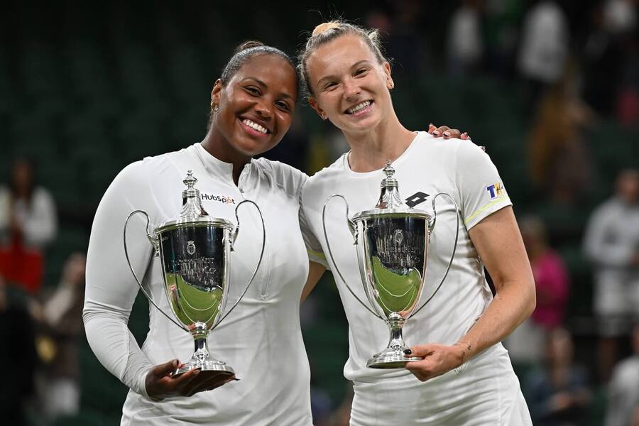 Tenis, WTA, Kateřina Siniaková a Taylor Townsend s pohárem pro vítězky Wimbledonu