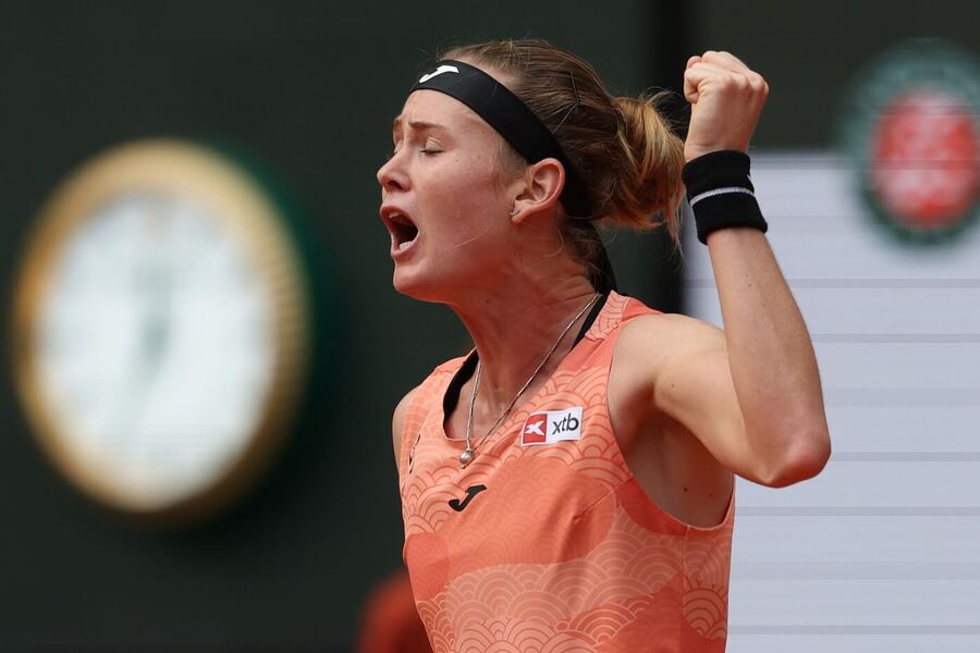 Česká tenistka Marie Bouzková během Roland Garros 2025, do dalšího grandslamu Bouzková dnes nastoupí ve Wimbledonu