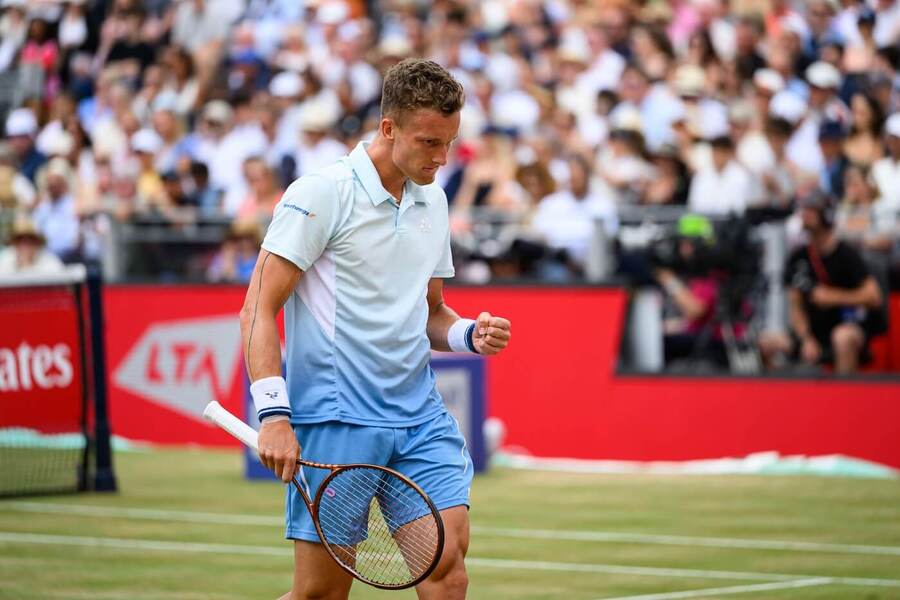 Jiří Lehečka ve finále proti Carlosu Alcarazovi, ATP Queens Club 2025