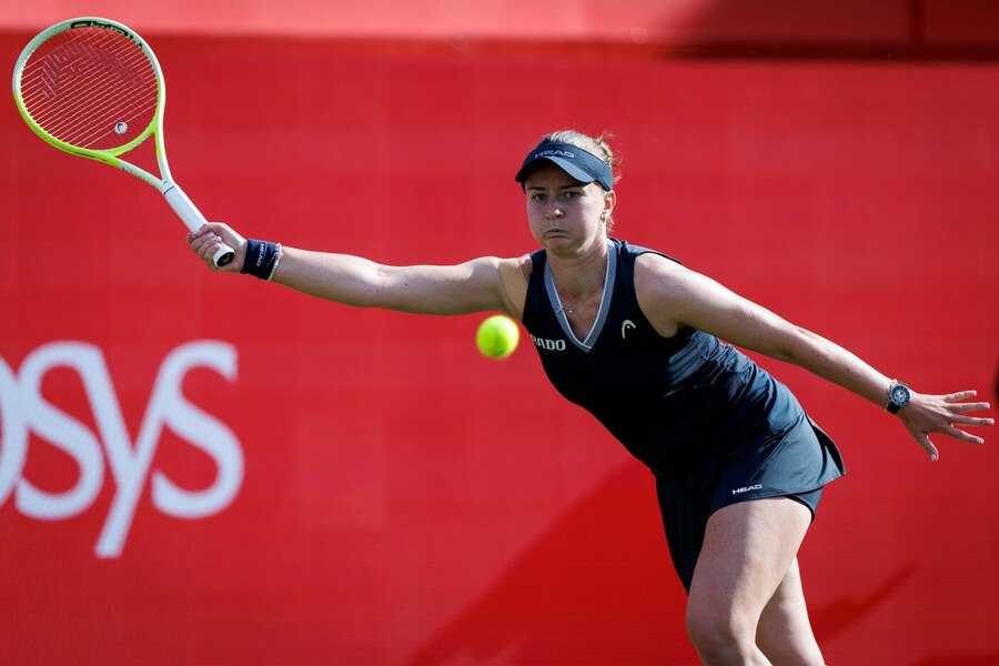Tenis, WTA, Barbora Krejčíková na turnaji v londýnském Queens Clubu, tráva