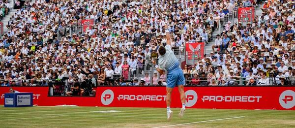 Jiří Lehečka při podání, finále ATP Queens Club 2025