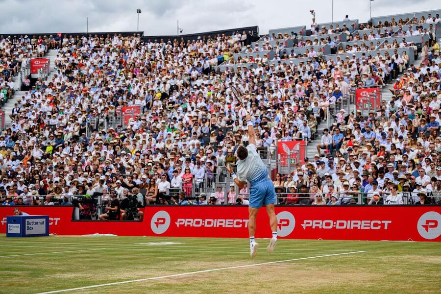 Jiří Lehečka při podání, finále ATP Queens Club 2025