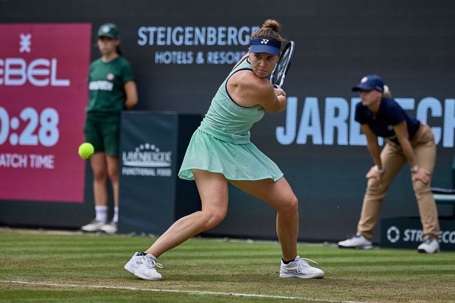 Linda Nosková během semifinále s Jessicou Pegulou, WTA Bad Homburg 2025